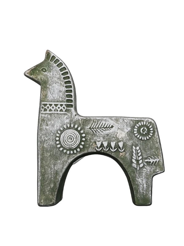 cementowy konik figurka.png