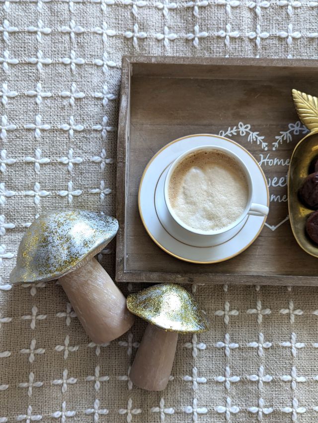 MAŁY GRZYBEK DEKORACYJNY ZE ZŁOTYM KAPELUSZEM