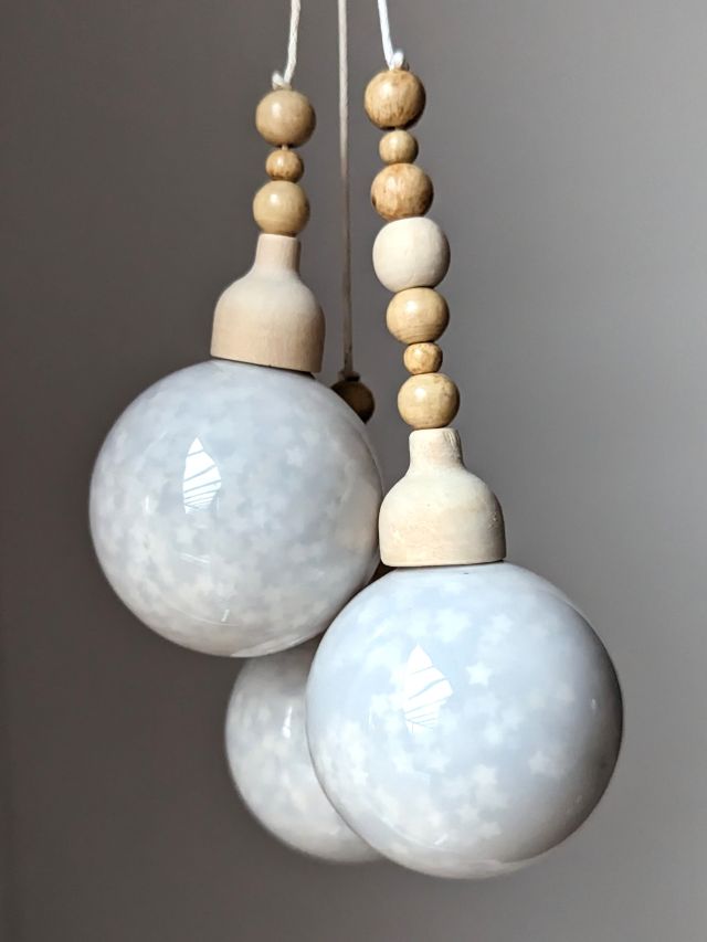 BOMBKA BIAŁA SZKLANA POTRÓJNA Z KORALIKAMI