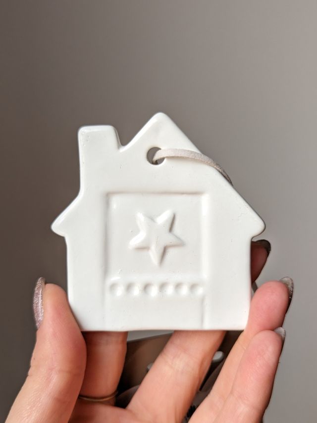 ZAWIESZKA NA CHOINKĘ PORCELANOWA DOMEK