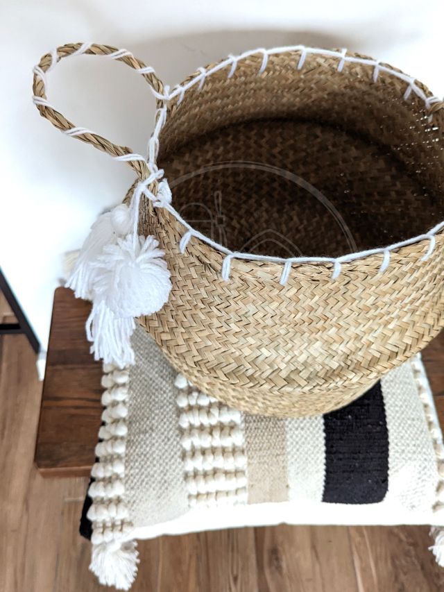 KOSZ PLECIONY Z BIAŁYM FRĘDZLEM I POMPONEM