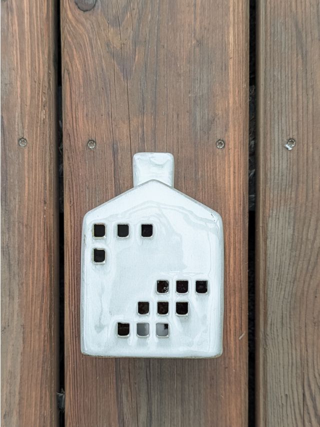 MAŁY DOMEK OZDOBNY LED BEŻOWY