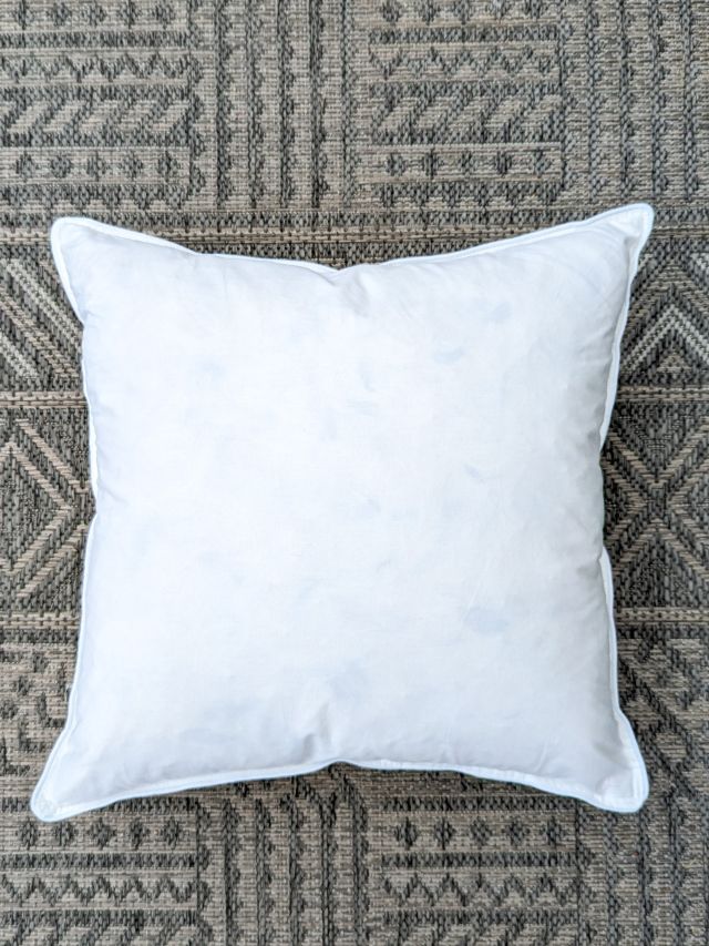 PODUSZKA 40X40 WYPEŁNIENIE Z PIERZA