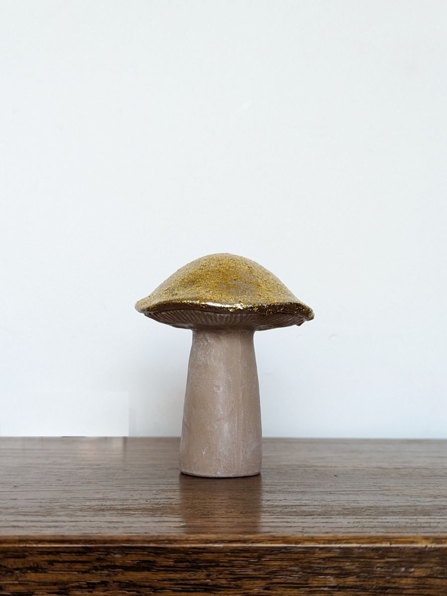 MAŁY GRZYBEK DEKORACYJNY ZE ZŁOTYM KAPELUSZEM