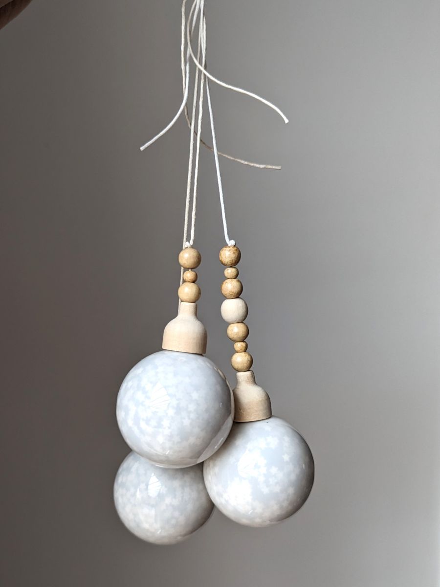 BOMBKA BIAŁA SZKLANA POTRÓJNA Z KORALIKAMI