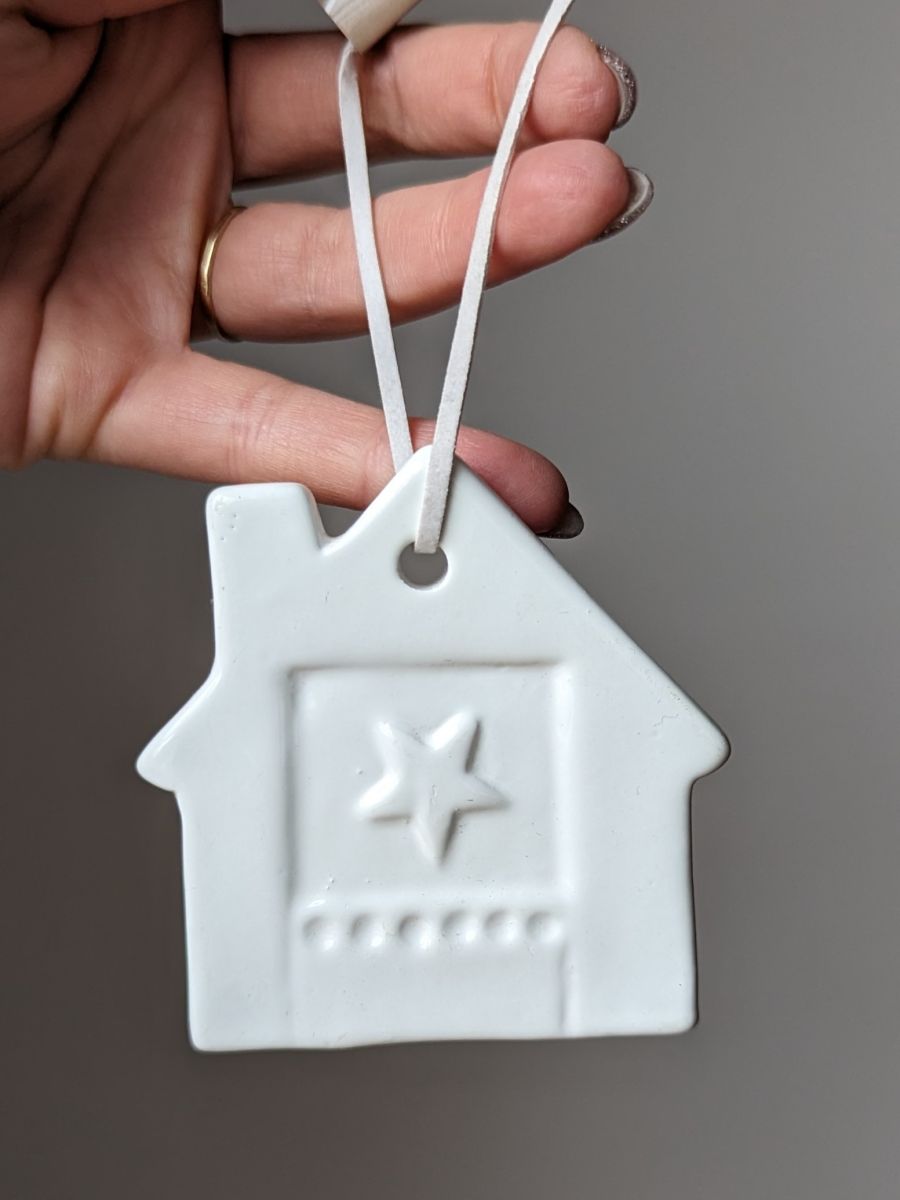 ZAWIESZKA NA CHOINKĘ PORCELANOWA DOMEK