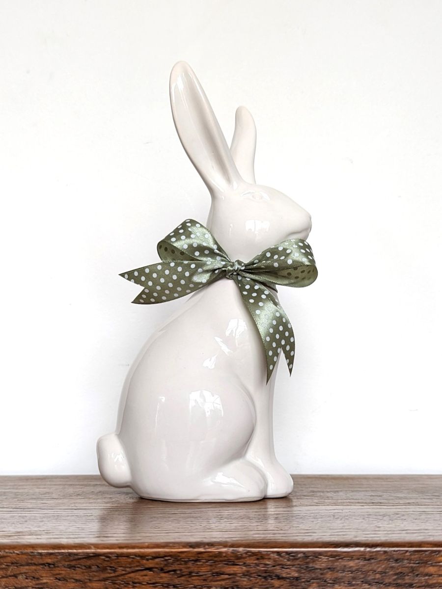 ZAJĄC Z ZIELONĄ KOKARDKĄ