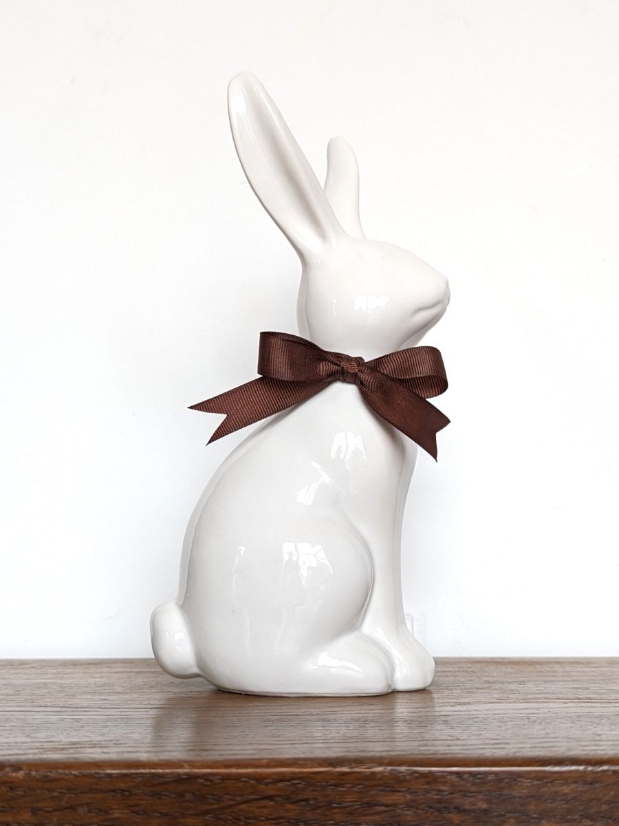 ZAJĄC Z BRĄZOWĄ KOKARDKĄ