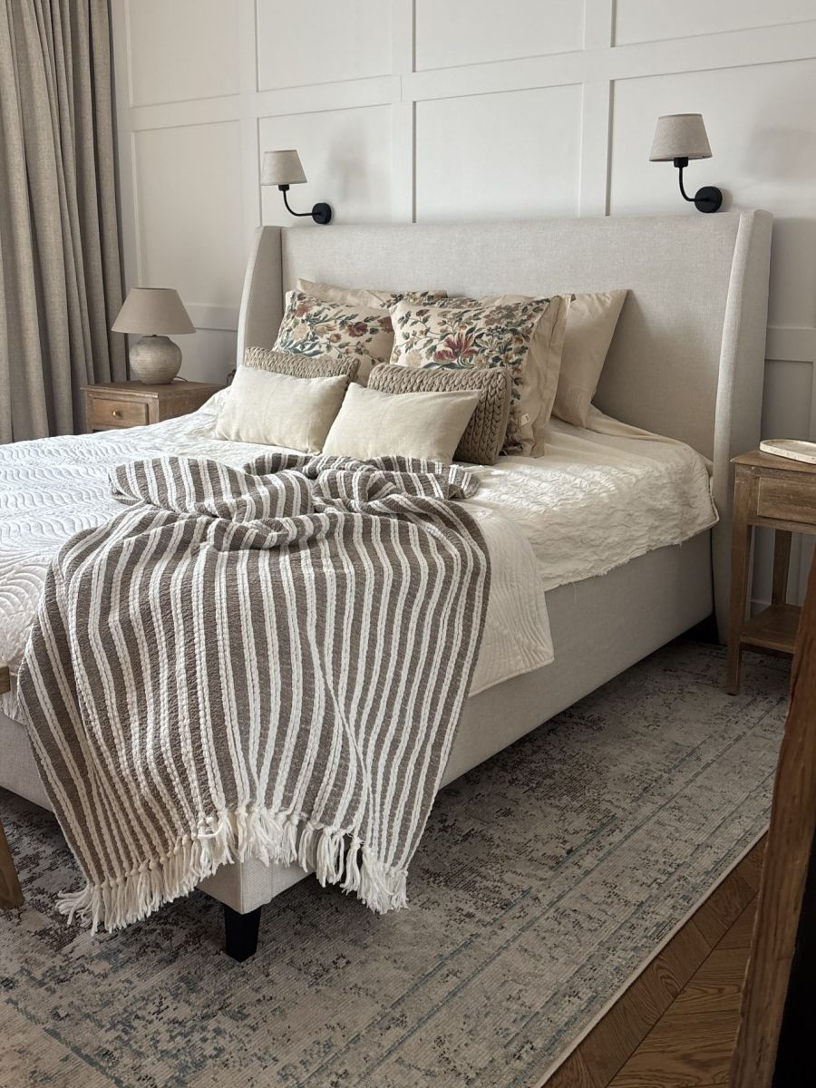 KOC Z FRĘDZLAMI W PASKI BIAŁO-BEŻOWE