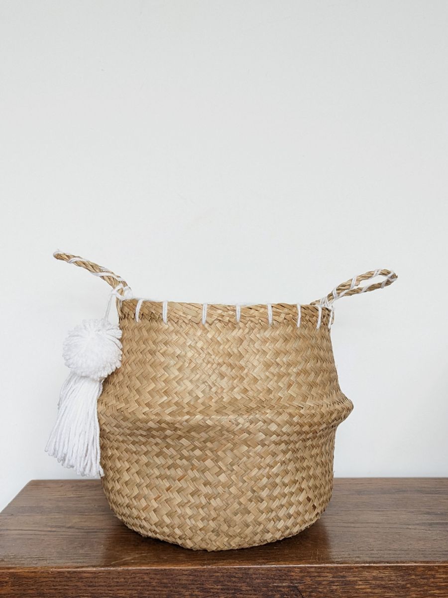 KOSZ PLECIONY Z BIAŁYM FRĘDZLEM I POMPONEM