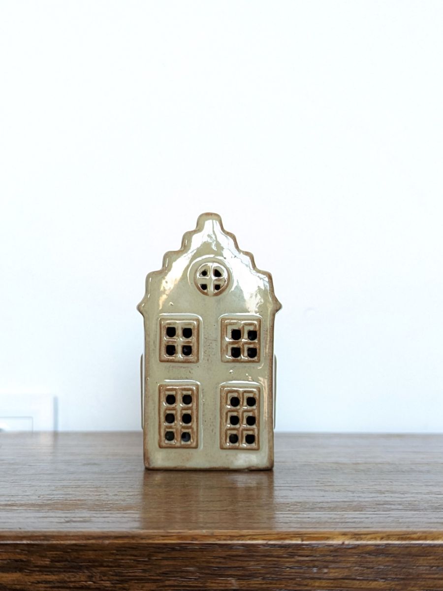 MAŁY DOMEK CERAMICZNY LED BRĄZOWA KAMIENICZKA